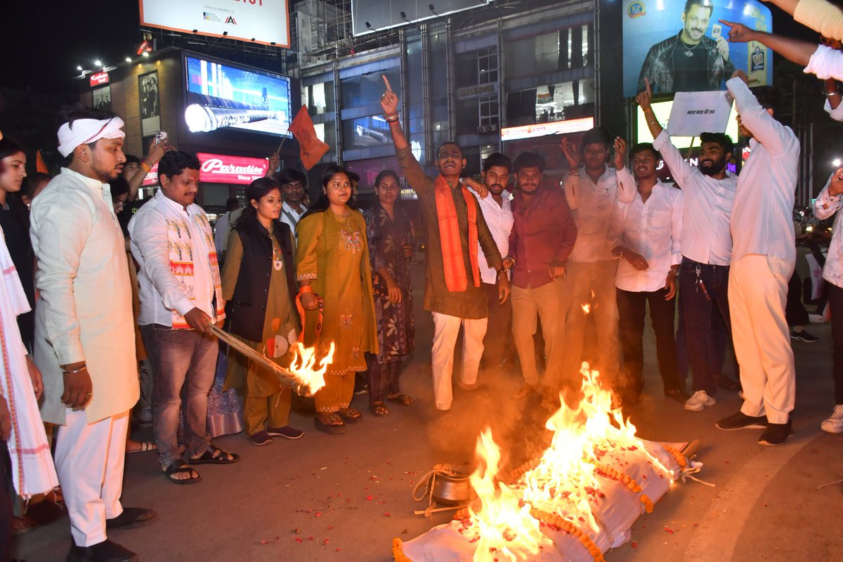 abvpcg's tweet photo. भारत सरकार द्वारा 31 मार्च 2026 को भारत को पूर्णतः 'नक्सलवाद मुक्त' घोषित करने के निमित्त, ABVP रायपुर महानगर द्वारा नक्सलवाद की प्रतीकात्मक 'शव यात्रा' निकाली गई। इस दौरान प्रदेश मंत्री श्री अनंत सोनी उपस्थित रहें।
#ABVPRaipurCg https://t.co/NnrGQIusY9
