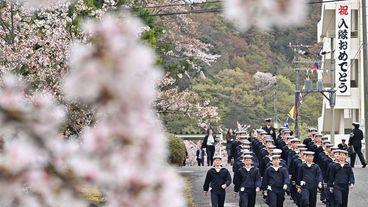 JMSDF_mrh's tweet photo. ⚓#舞教日記⚓～入隊式～

本日、第25期一般海曹候補生課程・第36期自衛官候補生課程の入隊式を実施しました。

今年も舞教日記、スタートです٩(ˊᗜˋ*)و
#海上自衛隊 #海自舞鶴 #舞鶴教育隊 https://t.co/bc0u5gH2vt