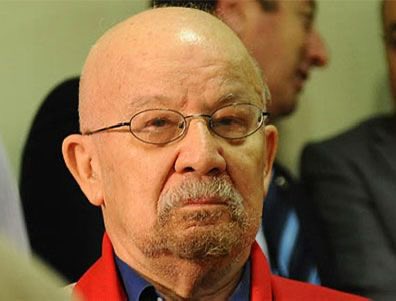MUlgen91854's tweet photo. Bir Yalçın Küçük Hatırlatması

Yalçın Küçük, Kürtlerin ve Türkiye’nin yakın tarihinde önemli bir figürdür. Kemalist, Ergenekoncu, solcu ya da Marksist tanımları onu tam açıklamaz. O, öncelikle bir “Türkiye fedaisi”dir. Tek amacı Türkiye’nin bekasıdır. Kürtlerle ilişkisi de bu temele dayanır: Kürtleri Türkiye’nin varlığı için kullanılabilir bir güç olarak tutmak.
Yalçın Küçük, 1938 Hatay doğumlu, yarı Türkmen yarı Kafkas asıllı yazar, tarihçi ve siyasetçidir. Ankara Üniversitesi Siyasal Bilgiler Fakültesi’ni birincilikle bitirmiş, 30’a yakın kitap yazmış, ansiklopedi çıkarmıştır. Yale ve Birmingham üniversitelerinde eğitim görmüş, Türkçe, İngilizce, Fransızca, Rusça, İbranice’nin yanı sıra Kürtçenin Kurmanci ve Sorani lehçeleri ile Farsça da bilmektedir.
Türkiye’de sol düşüncenin ve Marksizmin önde gelen isimlerinden biri olarak uzun yıllar gazete, dergi ve televizyon programlarıyla büyük düşünsel otorite olmuştur. Derin devlet, ordu ve istihbaratın sol çevreleri yönlendirmede kullandığı önemli figürlerden kabul edilir. AKP döneminde güç kaybetmiş, Ergenekon davasında tutuklanmış, sonra beraat etmiştir.
Yalçın Küçük’ün Öcalan’la yakınlığı bireysel bir tercih değil, Türk devleti ile Öcalan arasında köprü görevi üstlenmek üzere planlanmış stratejik bir ilişkidir. 1993-1996 yılları arasında Şam’ı ikinci evi yaptı. Öcalan ona “Hocam”, Küçük ise Öcalan’a “Sayın Başkan, Apo kardeşim, sevgili başkanım” diye hitap ediyordu. Bu dönemde PKK’nin TV ve medya organlarında ideolojik çizgiyi belirleyen bir “APO’cu militan” gibi görünüyordu.
Küçük, Öcalan’ı Kürtlerin tartışmasız tek önderi hâline getirmek için 1993’te yaptığı röportajları Dirilişin Öyküsü adlı kitapta topladı. Kitap, o dönemde birçok yayının yasaklandığı ortamda sorunsuzca basıldı ve satıldı. Öcalan’a ruhani ve insanüstü özellikler yüklenerek efsaneleştirildi: çocukluğu, annesiyle ilişkisi, namaz kılışı gibi detaylar doğaüstü bir üslupla anlatıldı.
Küçük övgülerinde ileri giderek şöyle diyordu:
“Harran’ın altından kanallar açılıyor, üstü yeşerecek. Bu güzel ama PKK ve özellikle lideri Apo, Kürt insanının başında gül bahçesi açtırıyor.”
1994-95 yılbaşı gecesi Şam’daki Mazlum Doğan Parti Merkezi’nde ilginç bir tiyatro sahnelendi. Yalçın Küçük, Bilge Su Erensu, Abdulkadir Konuk ve Ali Haydar Cilasun sahnedeydi. Öcalan kendini, Erensu Tansu Çiller’i, diğerleri halkı ve aydınları canlandırdı. Oyunda Öcalan, Çiller’i yeniyordu.
Bu gösteri, görünürde “Kürt-Türk kardeşliği” mesajı verse de aslında Kürtlerin Türkiye’ye hizmet edecek şekilde yönlendirilmesinin bir parçasıydı. Aynı dönemde Kuzey Kürdistan’da köyler boşaltılıyor, Botan başta olmak üzere faili meçhuller artıyor, büyük bir toplumsal ve kültürel yıkım yaşanıyordu.
1994-95 y��llarında Yalçın Küçük’ün gözetiminde PKK önemli değişiklikler yaşadı. 1995 kongresinin belgelerini Küçük hazırladı. PKK bayrak değiştirdi, “sosyal devrim” kavramını öne çıkardı. Böylece Kürt meselesi ulusal kimlik ve kendi kaderini tayin hakkından uzaklaştırılarak sosyal ve kültürel sorunlara indirgendi.
Ayrıca Barzani ve KDP düşmanlığını sistematik hâle getirdi. Barzani ailesinin “Yahudi” olduğu ve kurulacak bir Kürdistan’ın “ikinci İsrail” olacağı iddialarını ilk dile getirenlerden biriydi. Kendi ifadeleriyle:
“Bence Öcalan terörist değildir ama Barzani teröristtir… Bizim Kürtlerimizi Barzani’ye saldırtalım… Tek Türk kalsam yine de silah alır Barzani’ye karşı savaşırım.”
Bu söylemler hâlâ PKK tarafından kullanılmaktadır. 1995’te bu doğrultuda Güney Kürdistan’a karşı “ikinci 15 Ağustos hamlesi” gerçekleştirildi.
Yalçın Küçük, PKK’yi “Kürdistani” çizgiden uzaklaştırıp Türkiye devletinin istediği çizgide tutma stratejisinde kilit rol oynamıştır. Makaleleri ve görüşleri, Öcalan’ın 1999 İmralı savunmalarıyla büyük benzerlik gösterir. Bugün Kuzey Kürdistan’daki kültürel ve toplumsal yıkıma bakıldığında, bu stratejinin sonuçları daha net görülmektedir.

Darka Mazi’den kısaltılarak alınmıştır.