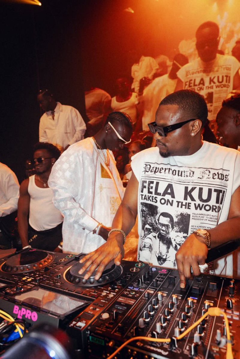 G5VE_'s tweet image. Breaking news: DJ Tunez has reportedly been admitted to the hospital after a fight with Burna Boy. An unknown source says he suffered a brain injury and a leg fracture due to excessive beating from Burna Boy and his aides. Pray for tunez