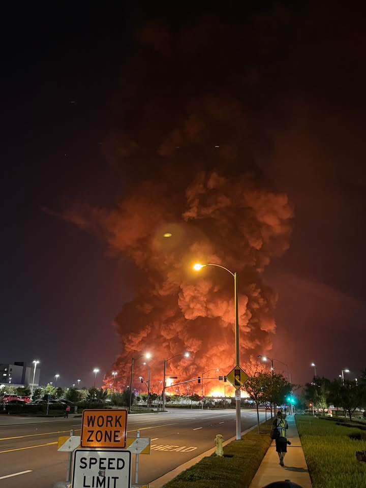 CodeThreeNews's tweet image. 🔥#BreakingNews This is a massive fire per photo’s provided from the scene. A massive response from firefighters is ongoing in the #Ontario Ca. Area