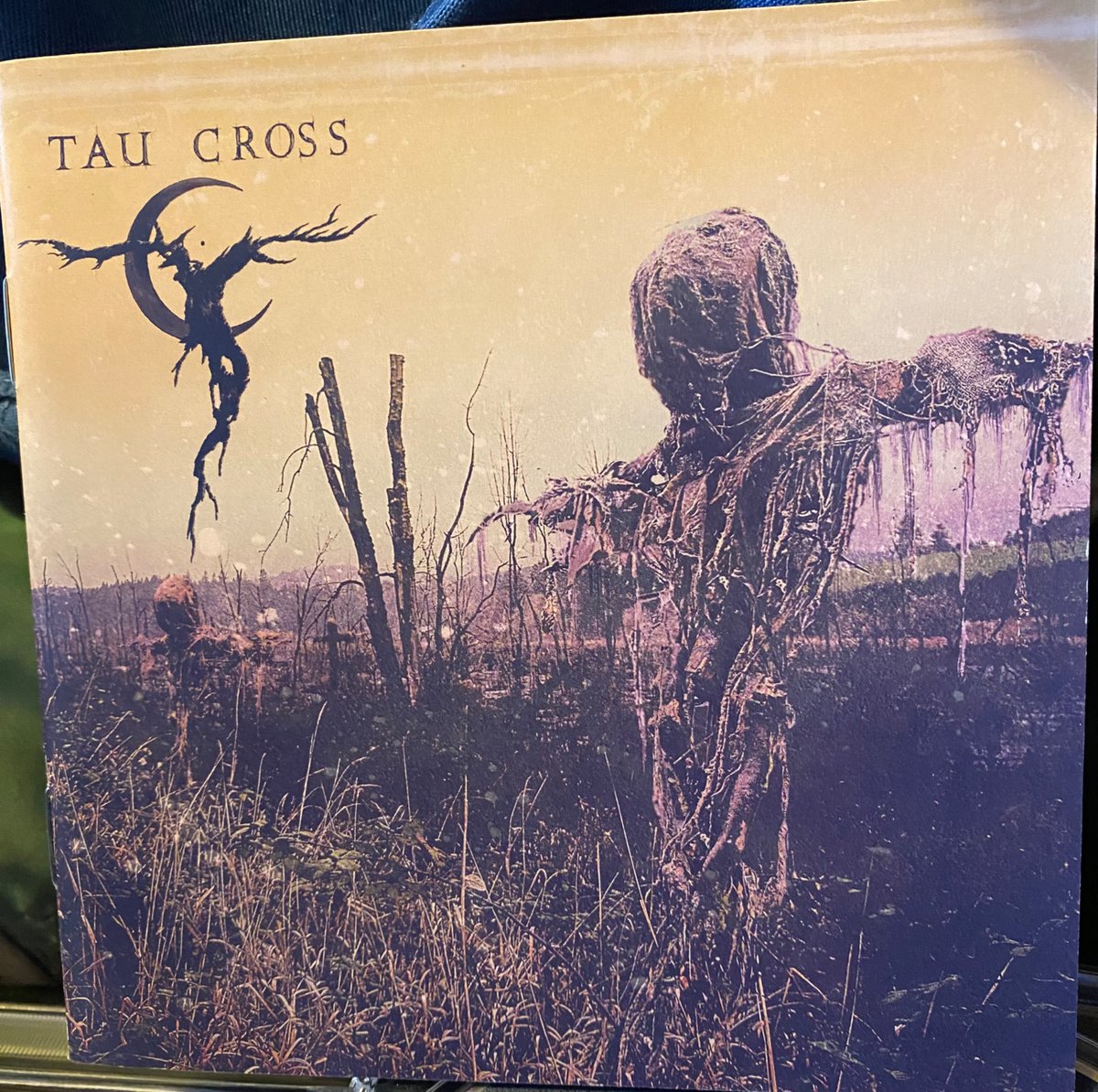 TAU CROSS / ST
1995 Relapse Records🇺🇸🇬🇧

ex.AMEBIXのロブ•ミラー/BARON率いるメタルクラストパンク⛓️💀

前身バンドAmebixスタイル継続バンド故、質感は粗同じ+ ドゥームメタル、ポストパンク、インダストリアル、ゴス要素も加味されたコールドダークメタルクラストがバリ渋です‼️😤🧌⚔️⛓️💿