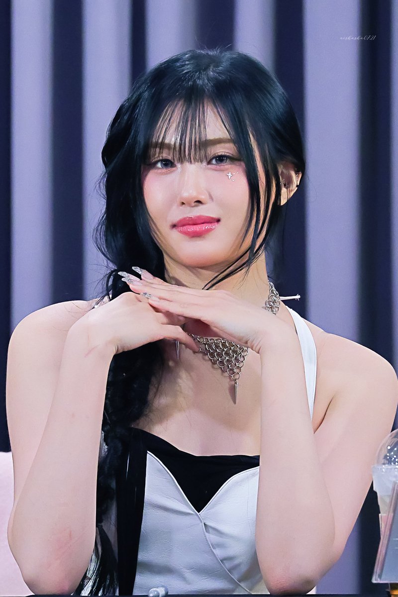 aishasha0721's tweet photo. 260307 HQ 💖 #에버글로우 #EVERGLOW #아샤 #AISHA https://t.co/KVBl0cZTBb