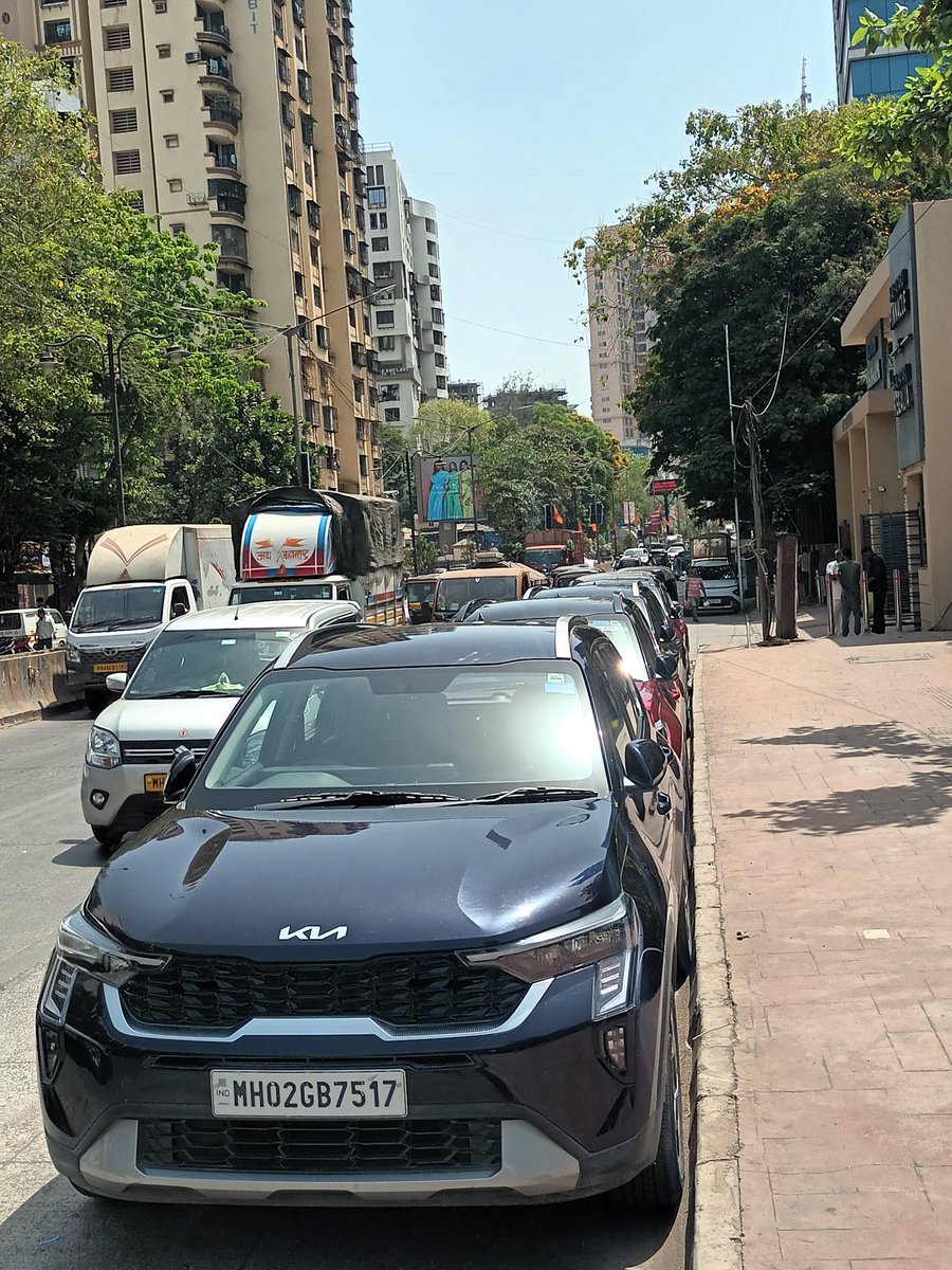 VARMANAGESH's tweet photo. @MTPHereToHelp Unauthorized parking is causing traffic jam at G.M.L.R Near Inorbit Mall  Goregaon west up site. https://t.co/yGGX09KQdL