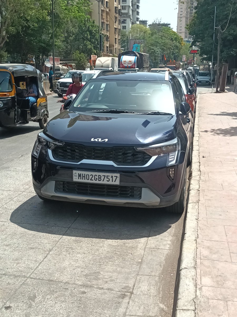 VARMANAGESH's tweet photo. @MTPHereToHelp Unauthorized parking is causing traffic jam at G.M.L.R Near Inorbit Mall  Goregaon west up site. https://t.co/yGGX09KQdL