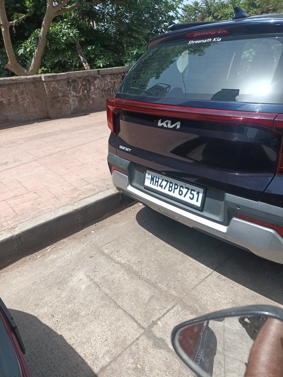 VARMANAGESH's tweet photo. @MTPHereToHelp Unauthorized parking is causing traffic jam at G.M.L.R Near Inorbit Mall  Goregaon west up site. https://t.co/yGGX09KQdL