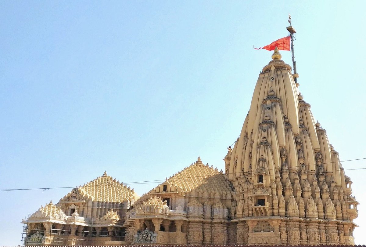 AtulyaVarso001's tweet photo. *શું તમે જાણો છો કે આજે આપણે જેને સોમનાથ નામે ઓળખીએ છીએ તેનું મૂળ નામ પ્રભાસપાટણ છે?*
વળી, પ્રભાસપાટણ પણ પોતાની અંદર અનેક વિશેષતાઓ ધરાવીને બેઠું છે. આવો જાણીએ આ ભવ્ય નગરના ઇતિહાસને. પ્રભાસ એટલે અતિશય પ્રકાશમાન. પ્રભાસ ક્ષેત્ર નું બીજું નામ ભાસ્કર ક્ષેત્ર પણ છે. પ્રભાસ ક્ષેત્ર દરિયાકાંઠાને નાઘેર નામે ઓળખવામાં આવે છે. આ ભાગમાં એક સમય સમૃદ્ધ બંદરો હતા. અને આ લીલાછમ નાઘેર નું મુખ્ય મથક એક કાર્ય પ્રભાસપાટણ હતું.  પ્રભાસ બંદર રાતો સમુદ્ર, ઉત્તર આફ્રિકા નો કિનારો અને હિન્દુસ્તાન વચ્ચેનો વેપાર નું મુખ્ય મથક હતું.