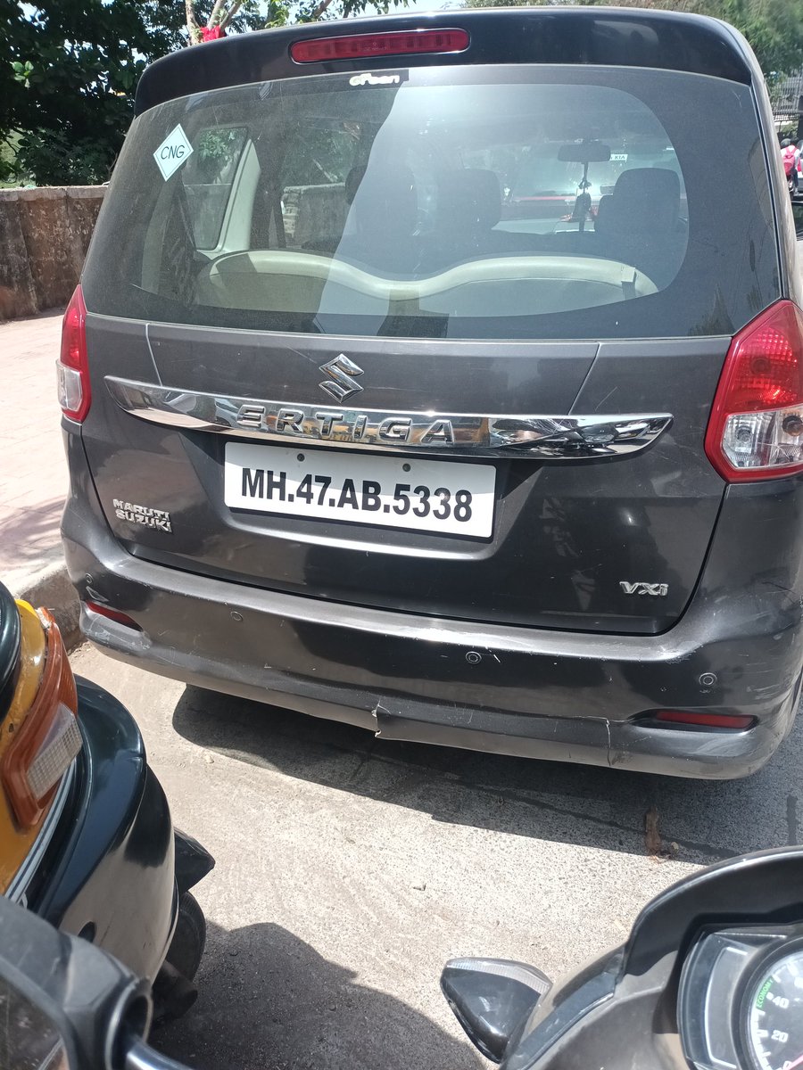 VARMANAGESH's tweet photo. @MTPHereToHelp Unauthorized parking is causing traffic jam at G.M.L.R Near Inorbit Mall  Goregaon west up site. https://t.co/Mdt3HjNHNB