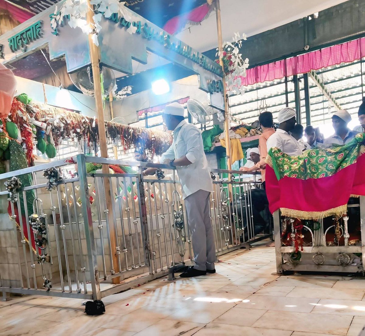 RightsVip's tweet photo. 🕌 Peddagutta (Badapahad) Dargah – A Symbol of Faith &amp; Unity &amp; Sacred Hilltop Pilgrim Center🙏 Nizamabad, Telangana.Peddagutta Dargah, popularly known as Badapahad Dargah,This sacred hilltop pilgrim center is reached by climbing around 1000 steps. https://t.co/6CCHJpSoAX