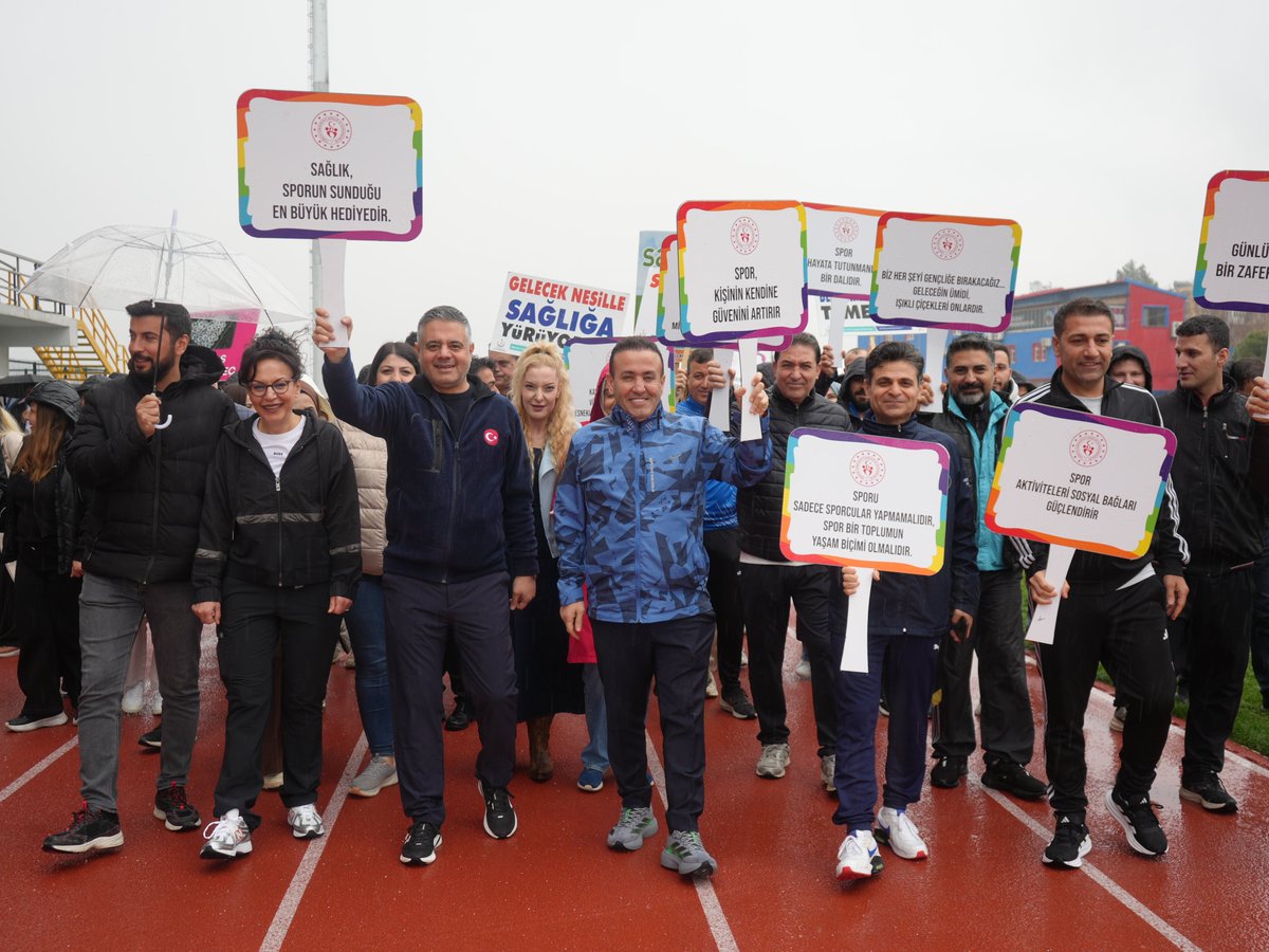 GSB_Mardin's tweet photo. 7 Nisan Dünya Sağlık Günü kapsamında Mardin İl Sağlık Müdürü Sn. Saffet YAVUZ, İl Müdürümüz Sn. Beytullah BİRLİK; sağlık il müdürlüğü, halk sağlığı ve il müdürlüğümüz personelleri 21 Kasım Şehir Stadyum’unda insanların sağlığı ve güvenliği adına farkındalık yaratmak için bir araya geldiler. 
Sağlığınız için sizde bugün bir adım atın. 🏃‍♂️‍