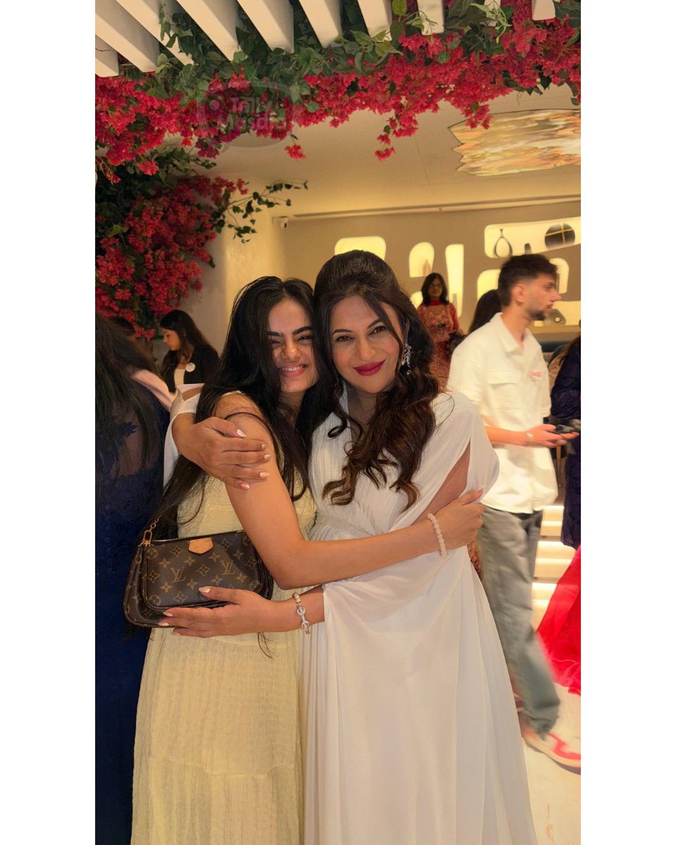tellymasala's tweet image. Divyanka and Vivek’s baby shower was filled with love, laughter, and beautiful décor. The couple looked radiant as they celebrated this special phase with close friends and family.

#DivyankaTripathi #VivekDahiya #BabyShower #ParentsToBe #tellymasala