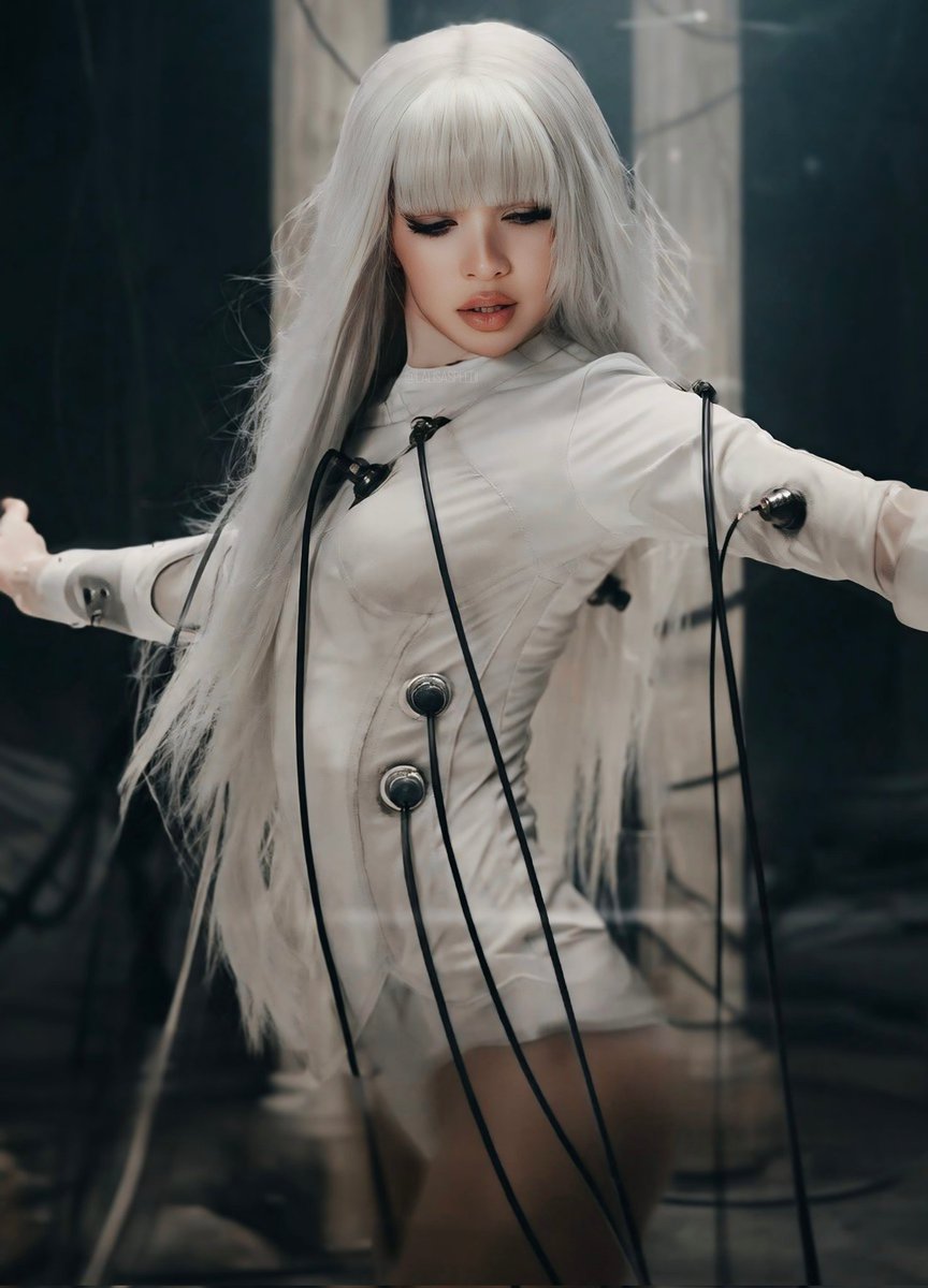 LALISA españa tweet media