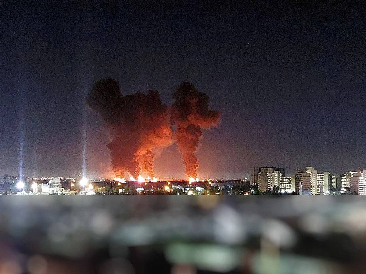 Eng_china5's tweet photo. BREAKING NEWS
While Trump was delivering a speech on the eve of Easter, Israel and the United States launched nighttime airstrikes on Mehrabad Airport in Tehran. Massive explosions were heard, and large fires were seen from a distance. https://t.co/0WjuWhlm4K