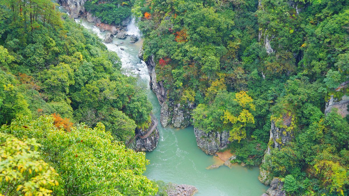 HolaFujian's tweet image. Located in Ningde, Fujian province, Baishuiyang-Yuanyangxi Tourist Area features a rare shallow water square with a riverbed made of intact rock, covering an area of 80,000 square meters. It is renowned as a "natural surfing swimming pool". #China #RefreshingFujian #Scenery

For