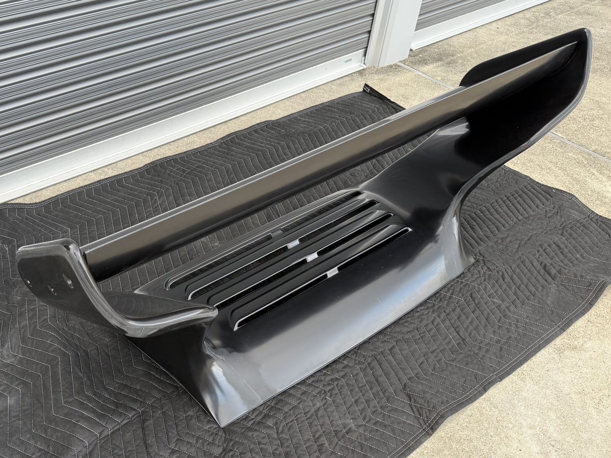 WY566's tweet photo. #売ります
#拡散希望

OLD &amp; NEW製
PORSCHE 911 997用
リアウィング/エンジンフード
新品未使用品

ホームページ価格新品$3,000
約¥470,000するリアウィングです

欲しい方連絡お待ちしています https://t.co/Bccqaa4nNe
