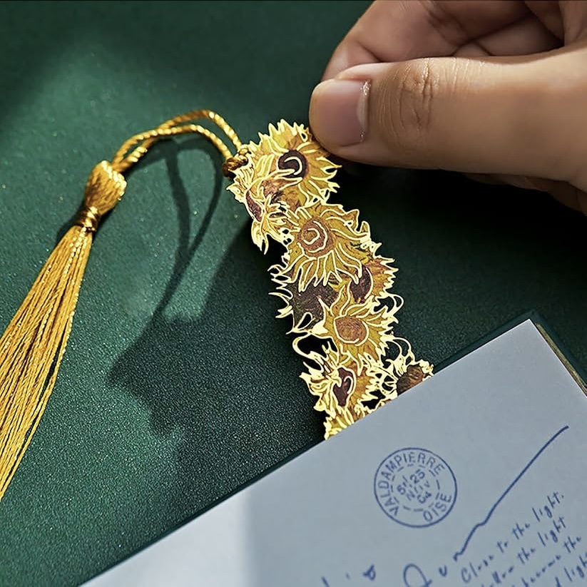 yoshikiotoku's tweet image. ウ、ウソみたいだろ？
本に挟まったこれ…
手のひらが、秒でルーブルなんだぜ→