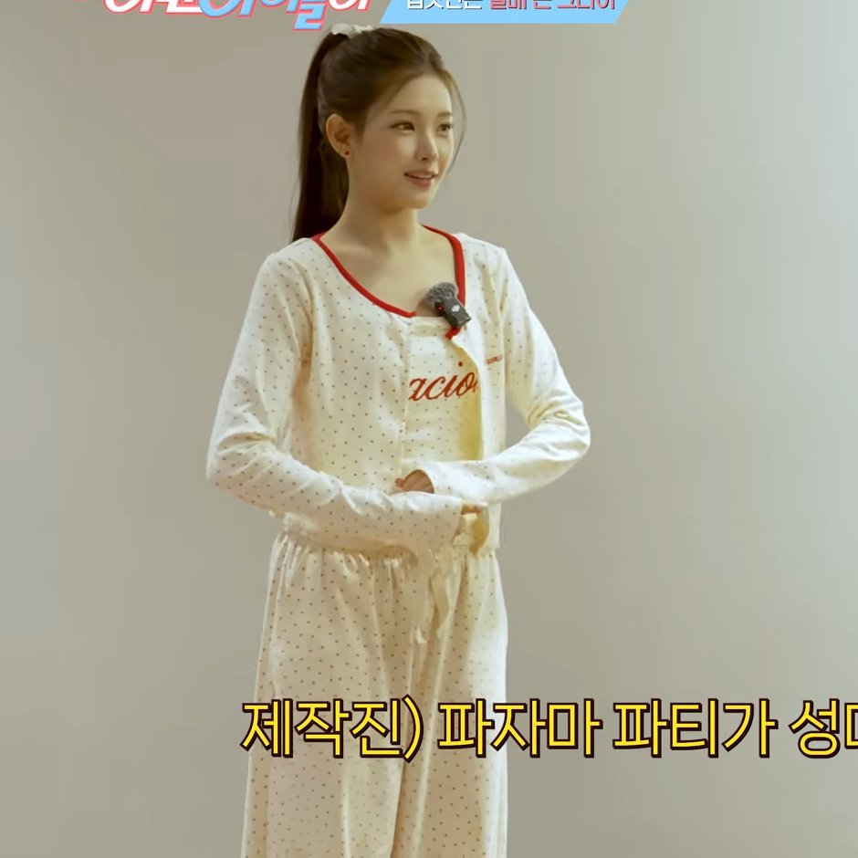 style18191's tweet photo. [ 260404 베이비돈크라이 이현 옷, 패션 정보 ]  

💗이현
• 브랜드: 비바셔스 [VIVACIOUS]
• 제품 : Darling Night Pajama Set RED

➡https://t.co/5U4LWCscwE

#베이비돈크라이 #이현 #BabyDONTCry #Yihyun https://t.co/ZPN1LFvirB