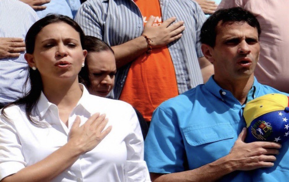 BikerOsuna's tweet photo. Si usted no apoyo #capriles en el 2012 y 2013 a quien apoyo usted ?
Solo fueron 2 candidatos
1) Capriles vs Chávez 2012
2) Capriles vs Maduro 2013
Si @Eduardo_Bittar es atacado por una foto al lado de #capriles entonces usted apoyó al chavismo en esas elecciones
Por qué @MariaCorinaYA no era candidata más bien le hizo propaganda a nivel nacional a #capriles 🤷♂️