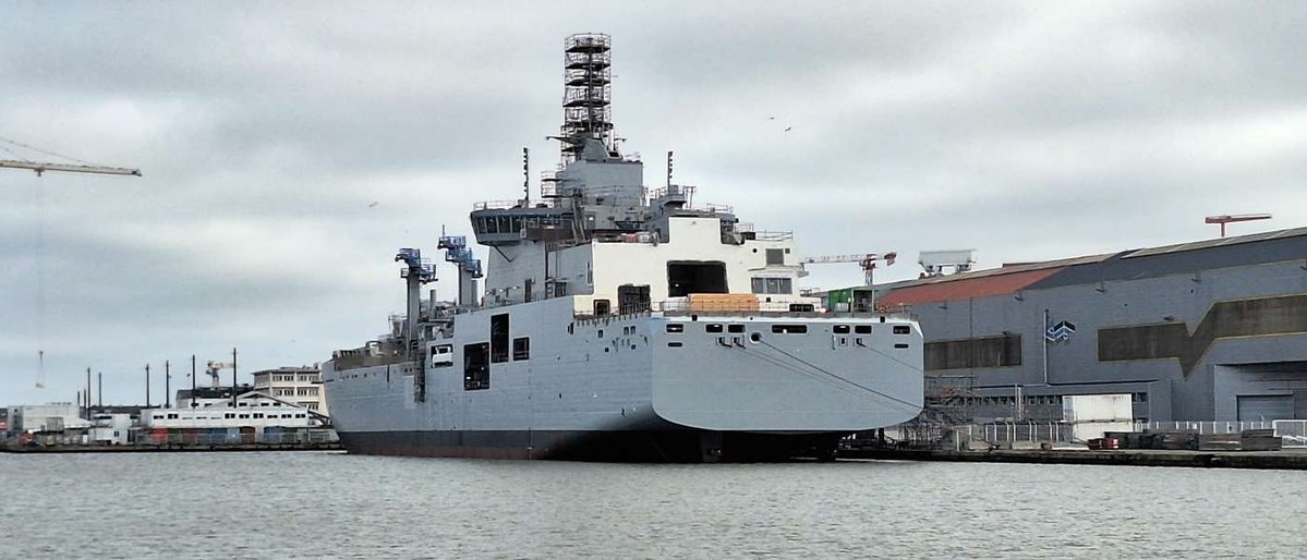 top_force's tweet image. ⚓️🇫🇷 Les Chantiers de l’Atlantique ont mis à l’eau le #BRF Émile Bertin. Le troisième des quatre nouveaux bâtiments ravitailleurs de forces #BRF de la @MarineNationale a été mis à l’eau à  Saint-Nazaire. Il rejoindra Brest en 2027. meretmarine.com/fr/defense/les…