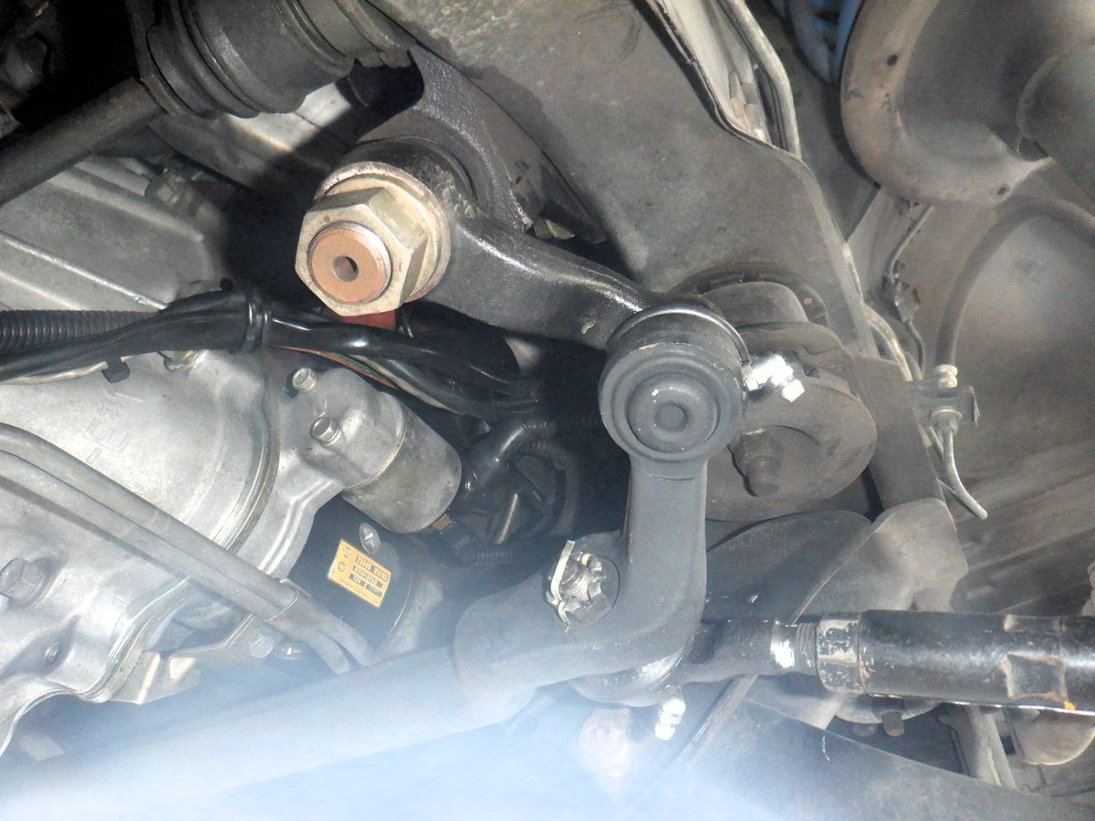 AutorepairFtec's tweet photo. ボールジョイントは、ステアリングを構成する重要保安部品です。自動車メーカーは自ら製造販売を継続するか、さもなくば部品メーカーに権利を譲渡するかして、安全運行に貢献すべきだとFTECは思います。

#整備士 #旧車 #認証工場 https://t.co/Pe3vGEmWYY
