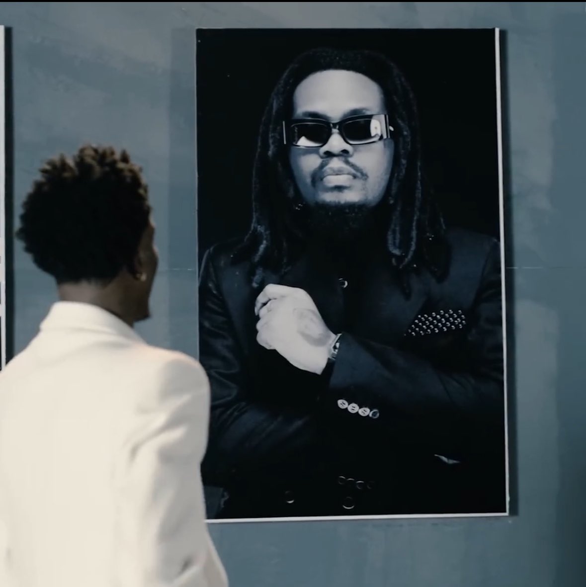 NOTJUSTOK's tweet photo. Boy Mullers shows reverence to
Fela Kuti
Olamide Baddo
Zlatan
Asake In his New MV for God Abeg 😌

What are your thoughts? 🤔 https://t.co/E9pYTuk06x