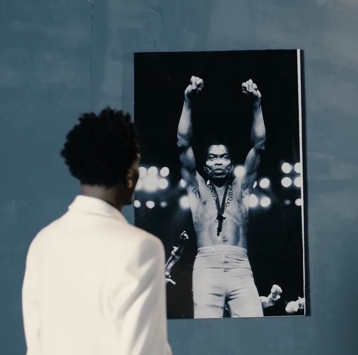 NOTJUSTOK's tweet photo. Boy Mullers shows reverence to
Fela Kuti
Olamide Baddo
Zlatan
Asake In his New MV for God Abeg 😌

What are your thoughts? 🤔 https://t.co/E9pYTuk06x