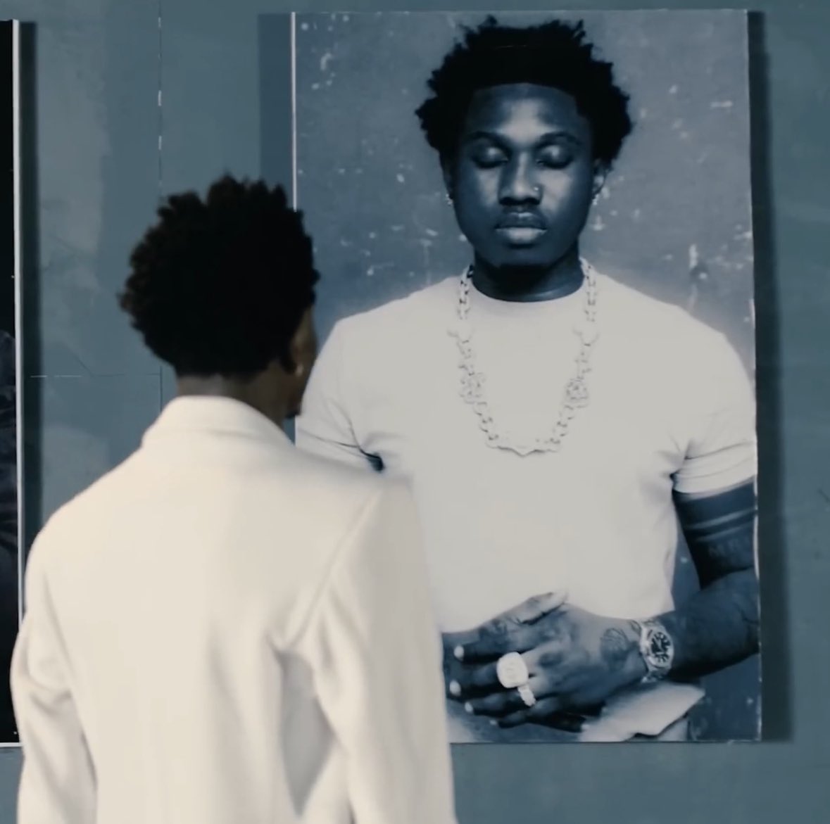 NOTJUSTOK's tweet photo. Boy Mullers shows reverence to
Fela Kuti
Olamide Baddo
Zlatan
Asake In his New MV for God Abeg 😌

What are your thoughts? 🤔 https://t.co/E9pYTuk06x