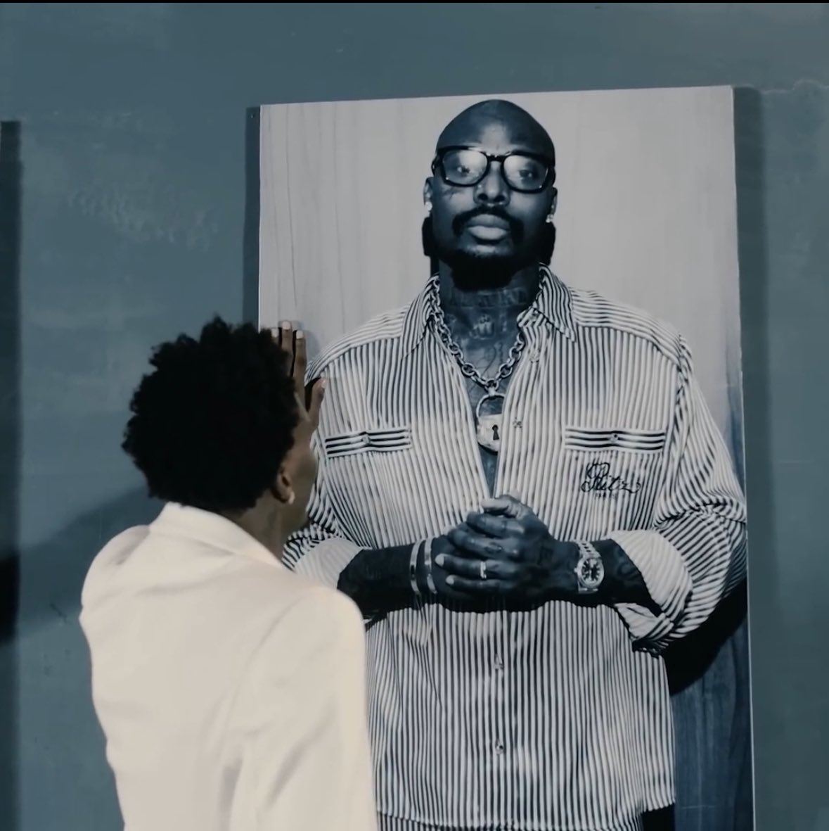 NOTJUSTOK's tweet photo. Boy Mullers shows reverence to
Fela Kuti
Olamide Baddo
Zlatan
Asake In his New MV for God Abeg 😌

What are your thoughts? 🤔 https://t.co/E9pYTuk06x