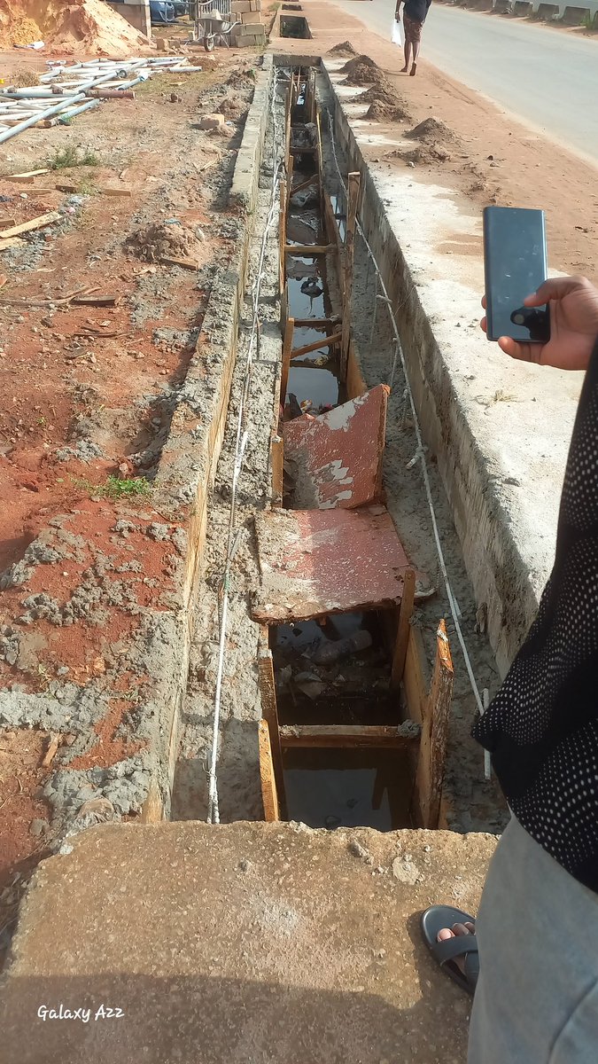 ju4staid's tweet photo. @FMWNIG this Benin Sapele Road Benin City just look at what an individual is doing to the on going drainage being constructed by federal government https://t.co/1fh47tYtYK