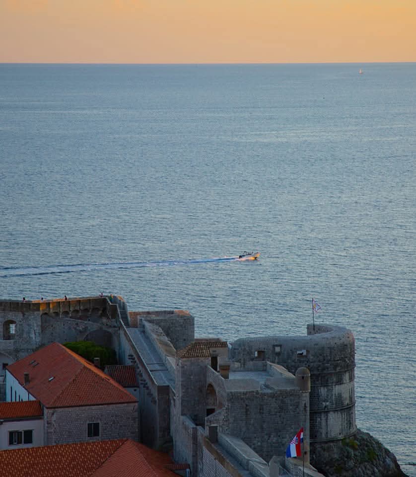 ToursDubrovnik's tweet image. There is strong shadow where there is much light. 📸
Sunset views from the city walls of Dubrovnik. Best time to visit the walls - late afternoon around 6 pm. 
#dubrovnik #dubrovnikoldtown #croatia