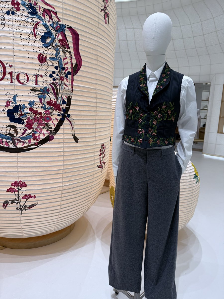haaaya's tweet photo. 渡韓前日ですがDior cafe行って来ました⭐︎
ジミニがVogueで着用してたのディスプレイされててすごく素敵だった💜
@Dior
#diorcafe
#diorjimin https://t.co/YE4Q09C7PX