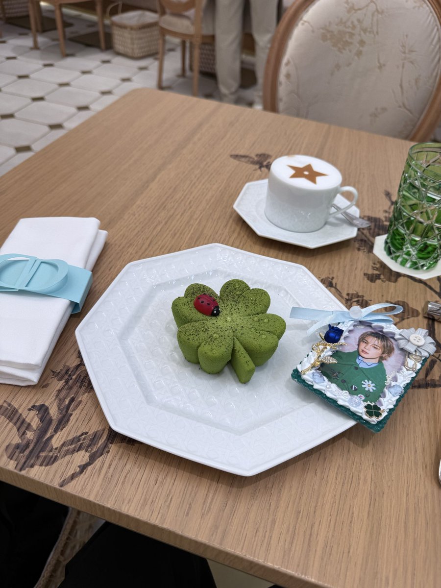haaaya's tweet photo. 渡韓前日ですがDior cafe行って来ました⭐︎
ジミニがVogueで着用してたのディスプレイされててすごく素敵だった💜
@Dior
#diorcafe
#diorjimin https://t.co/YE4Q09C7PX
