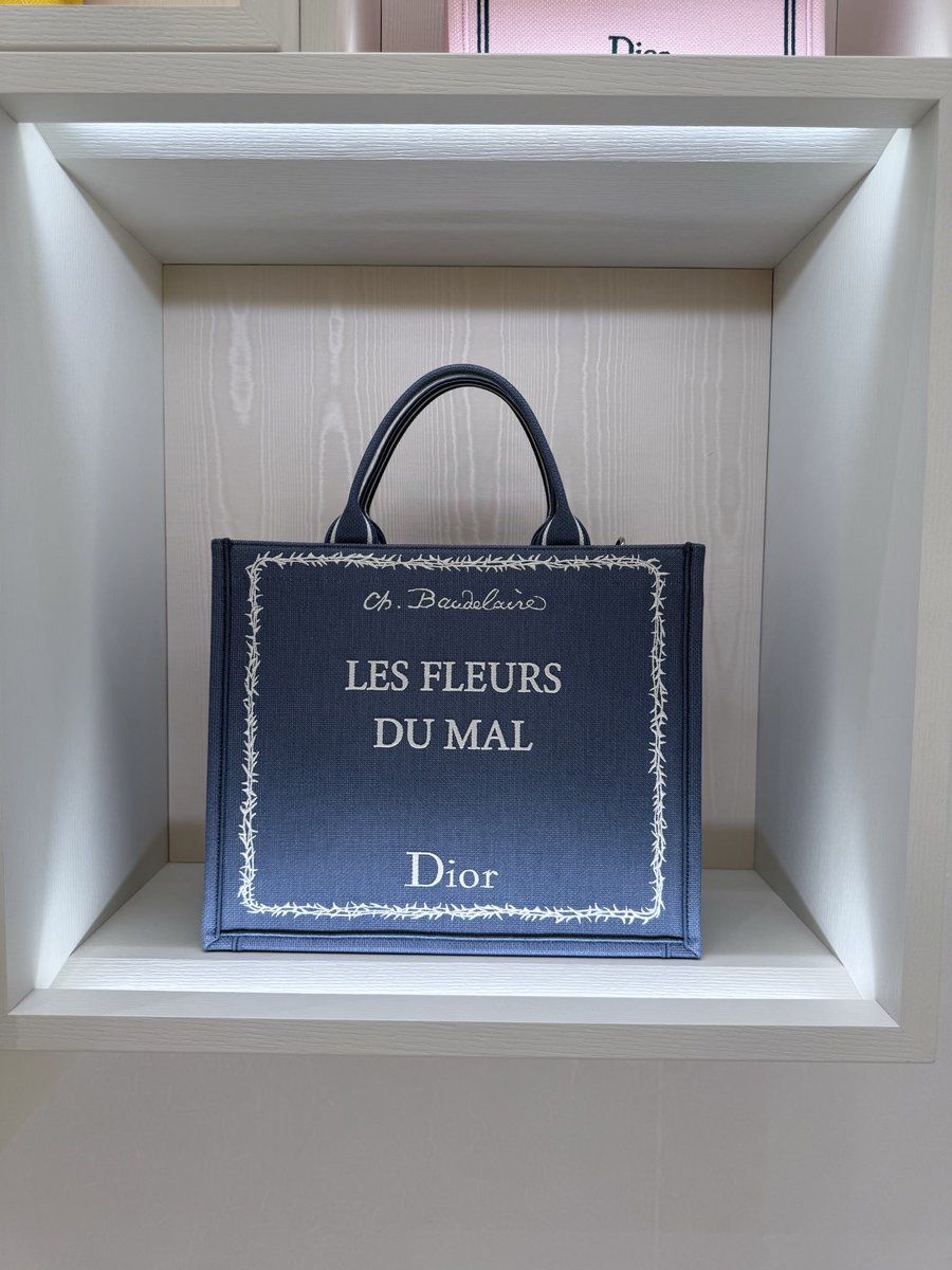 haaaya's tweet photo. 渡韓前日ですがDior cafe行って来ました⭐︎
ジミニがVogueで着用してたのディスプレイされててすごく素敵だった💜
@Dior
#diorcafe
#diorjimin https://t.co/YE4Q09C7PX