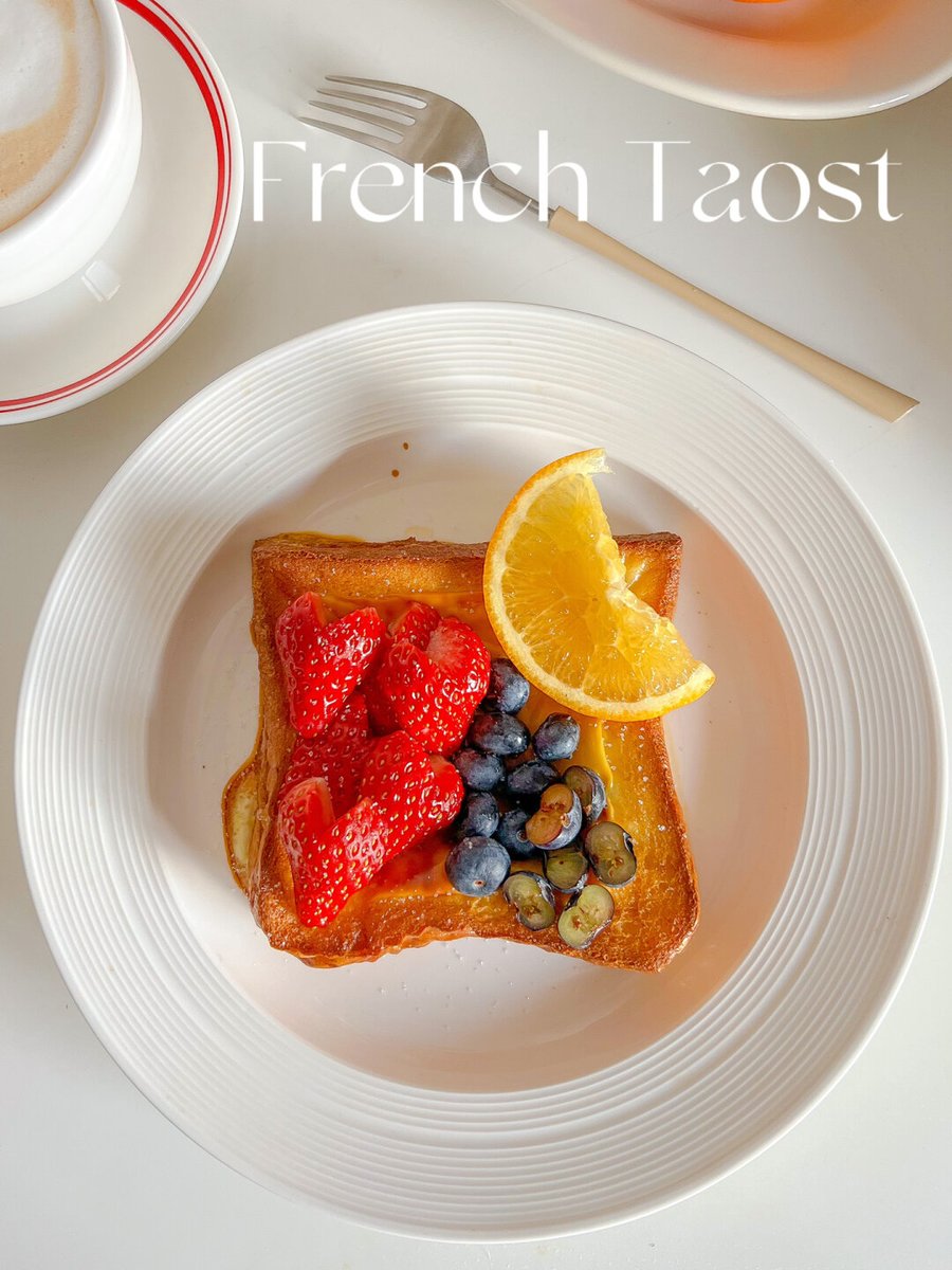 RevC4_1078's tweet photo. Sunny morning = bowl of fresh berries + warm toast  Who’s with me https://t.co/j5Mh0XSP1Y