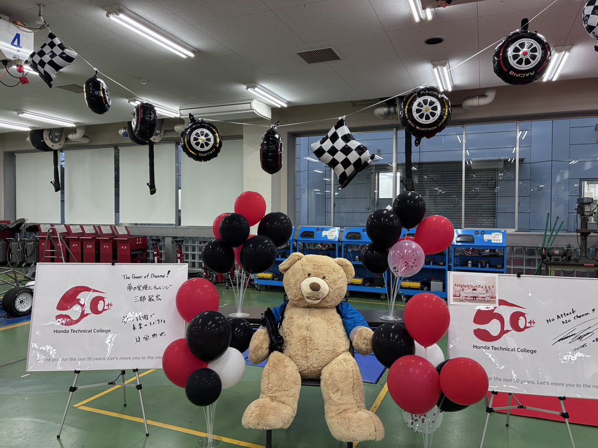 hondatc_e's tweet photo. 新入生のみなさん、2日間オリエンテーションおつかれさまでした。慣れないスーツと環境で大変でしたね。あすはいよいよ入学式。毎年恒例くまと風船でお出迎えいたします。カブや部活車両もたくさん飾りました。また明日元気に来てね～！ https://t.co/dsVj2hfYoJ