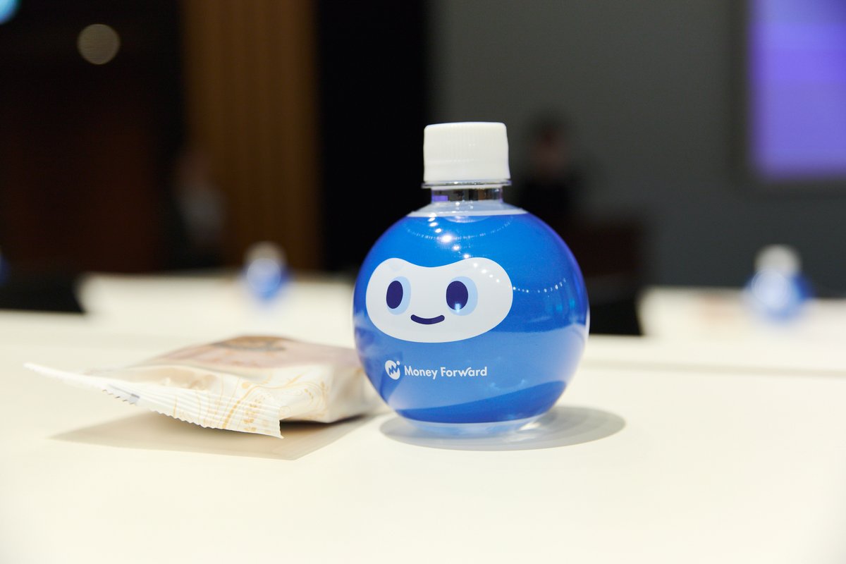 moneyforward's tweet photo. 会場では、公式マスコット「Bizみーも」をあしらったオリジナルどら焼き＆ミネラルウォーターをご用意しました🍵

「かわいい！」とご好評いただき、会場は和やかな雰囲気に包まれました☺️ https://t.co/rMBoxGyirf