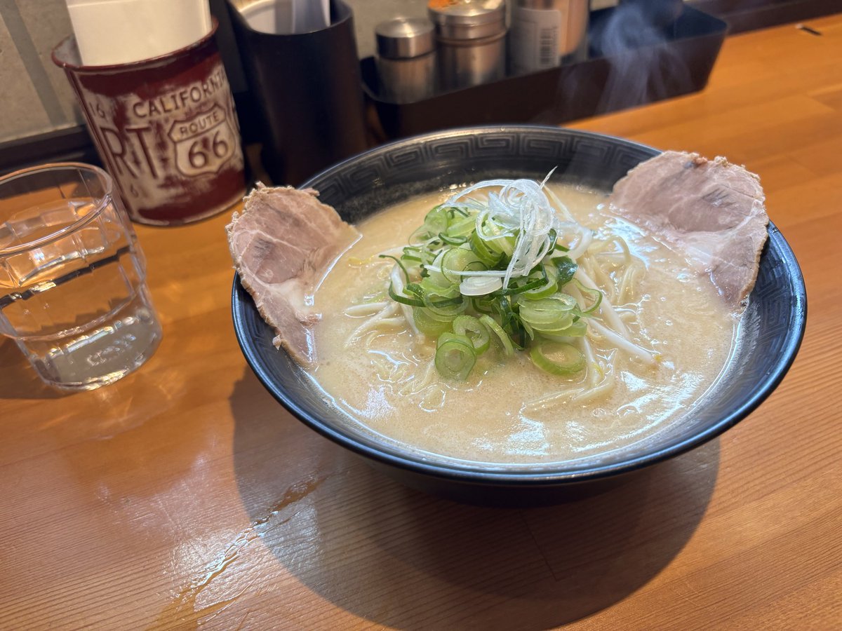 410monchy's tweet photo. 休みなのでバイクで防府行ってヴァン•ヘイレン聴きながらラーメン食べて、帰って気になってたワイン屋へ
擦ったチーズだけでワイン美味しくいただけますやん🤤 https://t.co/NUqxoaW92r