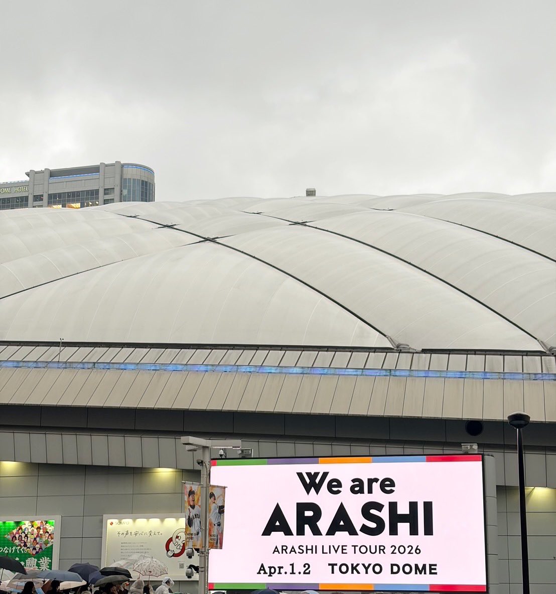 maminih's tweet photo. 先週、嵐さんに会いに行ってきました。ペンラの美しい世界と、5人の歌声、キレッキレのdanceを堪能。円陣の「シャー！！」で涙腺は崩壊しましたがちゃんと目に焼き付けてきました。夢の様な時間、おそらくあと数曲かも、、と長年の勘というか不思議とわかり、そこからは感情がぐちゃぐちゃでした。。。 https://t.co/oJvsVuzdT2