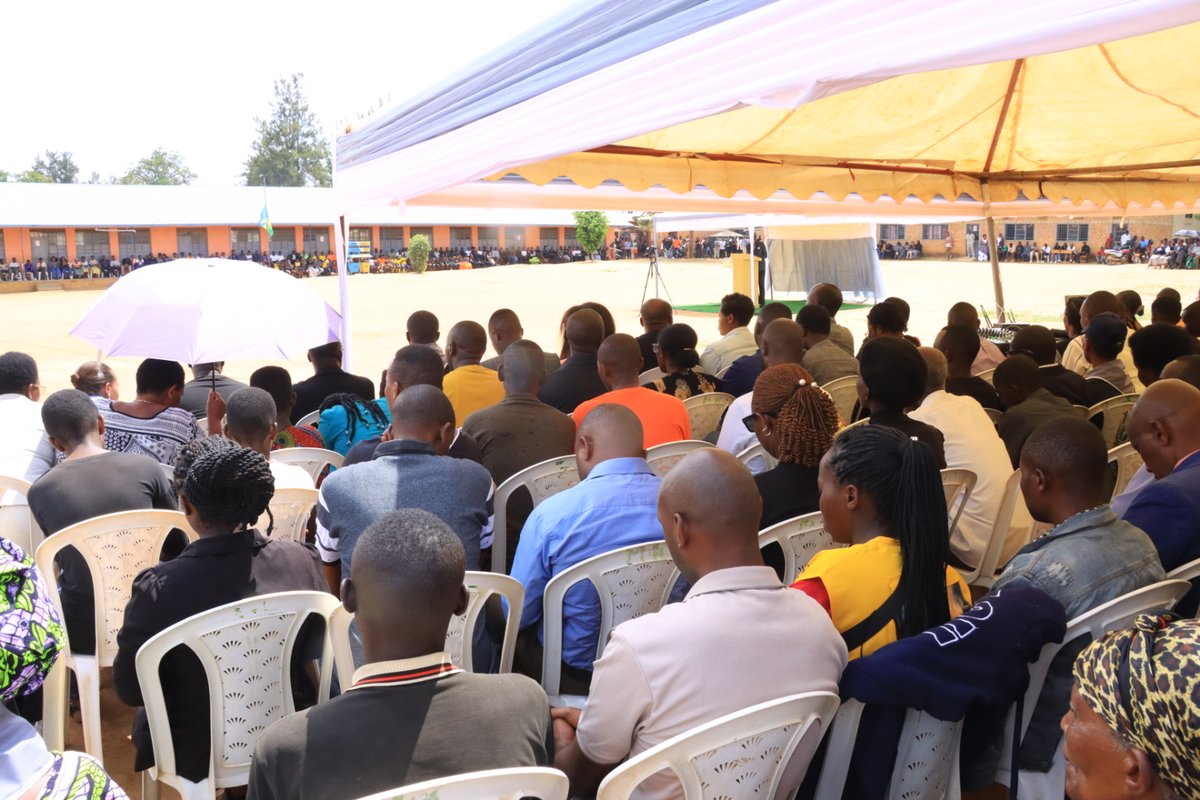 BugeseraDistr's tweet photo. Kuri uyu wa Kabiri taliki 07/04/26, mu Midugudu yose igize Akarere ka #Bugesera, abaturage bitabiriye igikorwa cyo gutangira icyumweru cy'icyunamo n'iminsi 100 yo #Kwibuka32 Jenoside yakorewe Abatutsi. Abayobozi n'inzego z'umutekano bifatanije nabo.
#Kwibuka32 
#KwibukaTwiyubaka https://t.co/3SgA0mmGKN