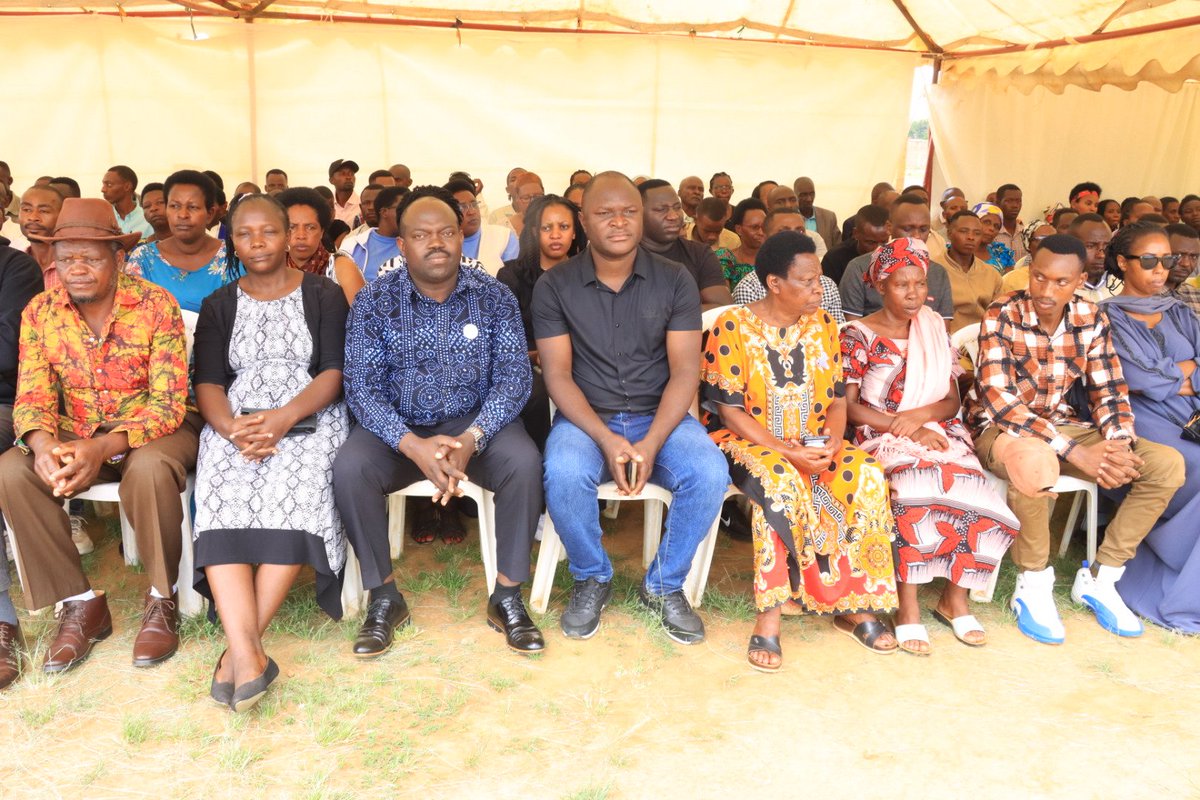 BugeseraDistr's tweet photo. Kuri uyu wa Kabiri taliki 07/04/26, mu Midugudu yose igize Akarere ka #Bugesera, abaturage bitabiriye igikorwa cyo gutangira icyumweru cy'icyunamo n'iminsi 100 yo #Kwibuka32 Jenoside yakorewe Abatutsi. Abayobozi n'inzego z'umutekano bifatanije nabo.
#Kwibuka32 
#KwibukaTwiyubaka https://t.co/3SgA0mmGKN