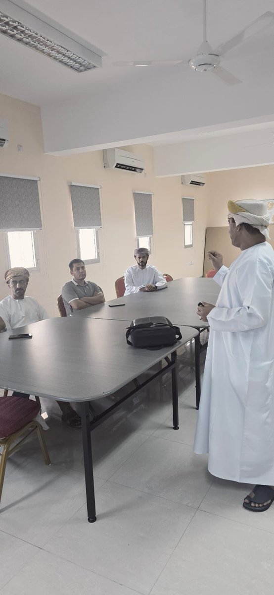 EduGovDkh4120's tweet photo. قدم الاستاذ محمد البوسعيدي معلم اول مادة الدراسات الاجتماعية بالمدرسة مشغلا في استراتيجية العصف الذهني كأحد استراتيجيات التعلم النشط ويأتي ذلك ضمن برامج الإنماء المهني لمعلمي المادة . https://t.co/KXKKVYOLoY