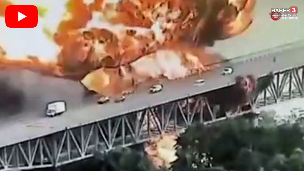 haber3com's tweet image. Panama Kanalı’nın Pasifik girişinde bulunan tarihi Amerika Köprüsü, bir yakıt tankerinin infilak etmesiyle alevlere teslim oldu! Köprünün hemen altındaki depolama tesisinde yaşanan patlamada 1 kişi… haber3.com/foto-galeri/ha… #PanamaKanalı #AmerikaKöprüsü #Patlama #Yangın #Köprü