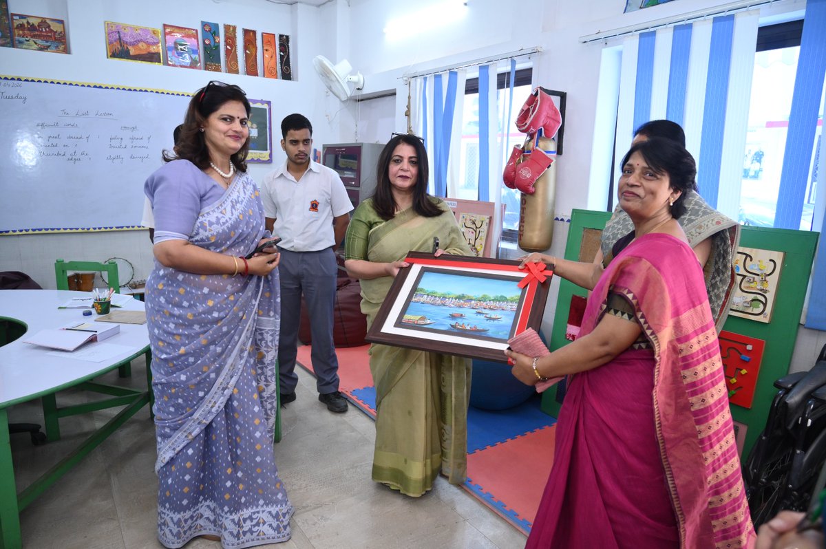 apsprayagraj's tweet photo. Mrs Harpreet Kaur Vandra, Zonal President AWWA, visited Army Public School New Cantt Prayagraj. Principal Mrs. Neena Shankar &amp; students welcomed her. Achievers, 100% attendance students &amp; Veer Naris were felicitated. She congratulated all. https://t.co/bIZgEL5wF8