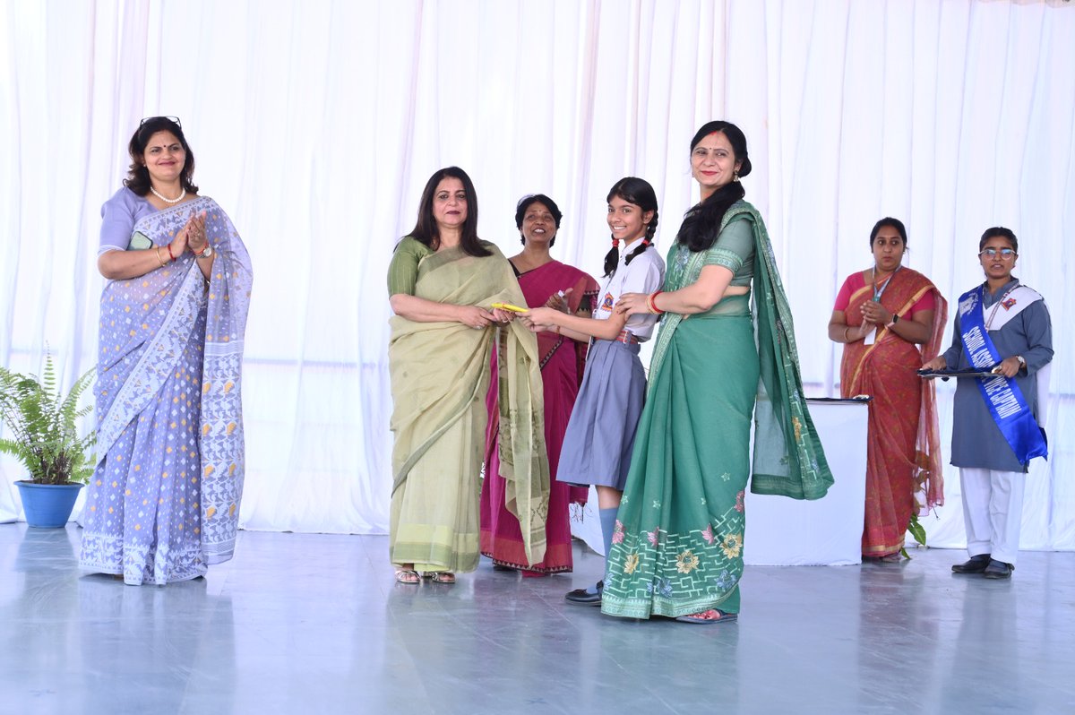 apsprayagraj's tweet photo. Mrs Harpreet Kaur Vandra, Zonal President AWWA, visited Army Public School New Cantt Prayagraj. Principal Mrs. Neena Shankar &amp; students welcomed her. Achievers, 100% attendance students &amp; Veer Naris were felicitated. She congratulated all. https://t.co/bIZgEL5wF8