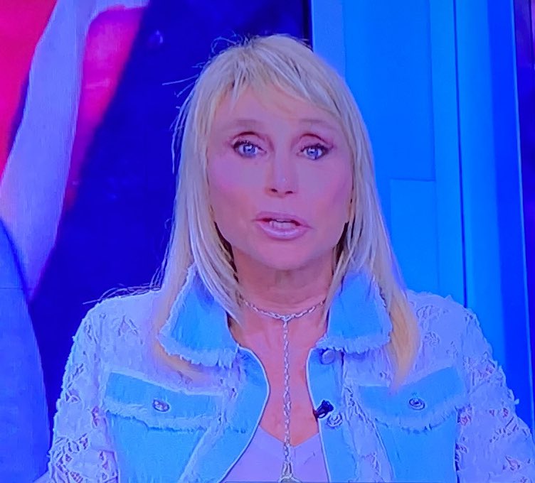 Dana75Nera's tweet photo. #Negri 
“Forse voleva dire Maledizione” e non Maledetto” 

🤣😭 Aiutatela!

#Garlasco #Mattino5 https://t.co/X0JKyhmW1T