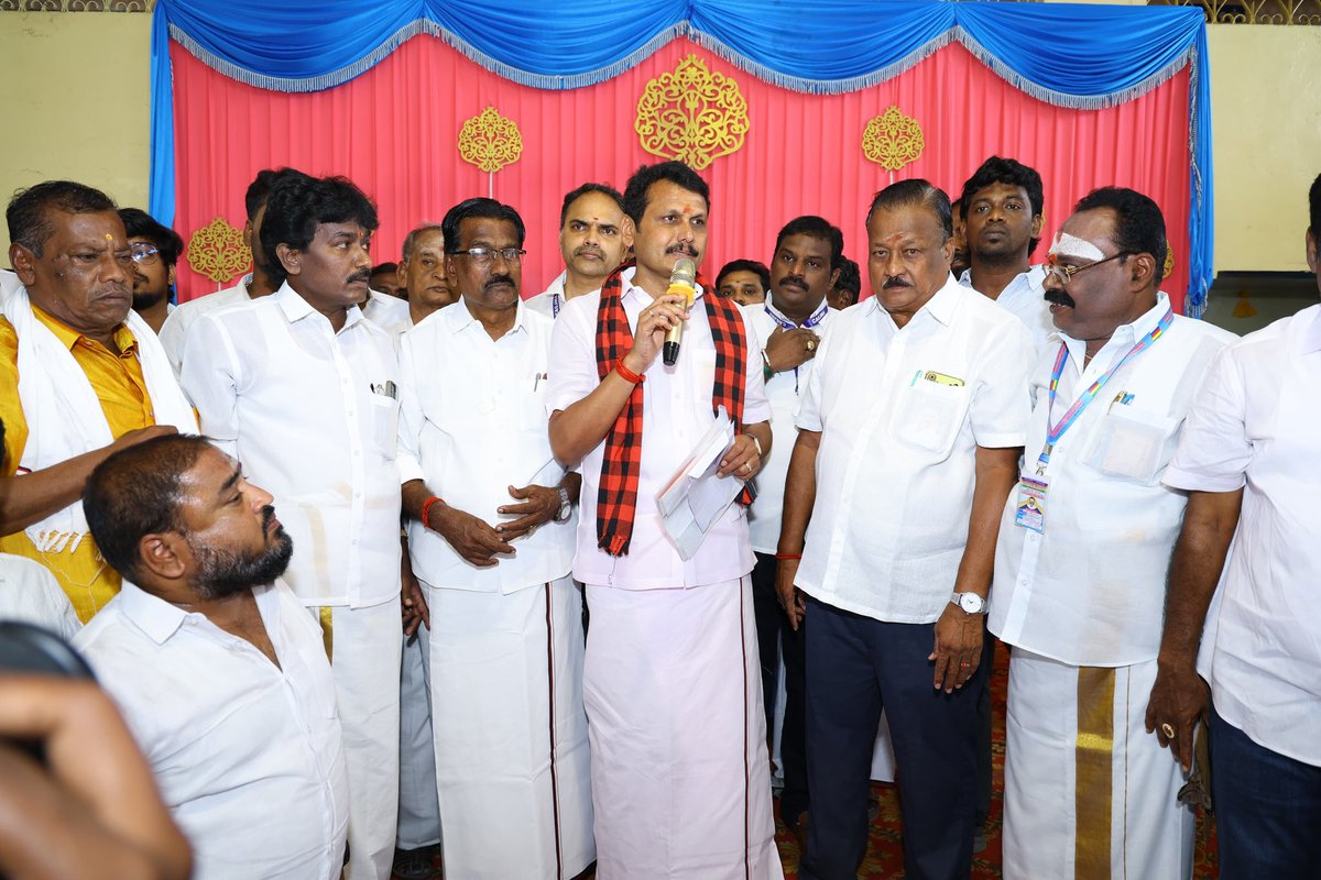 V_Senthilbalaji's tweet photo. எளிய மக்களுக்கு என்றும் உரியவர், மாண்புமிகு தமிழ்நாடு முதலமைச்சர் தளபதி @mkstalin அவர்களின் நல்லாசிகளுடன், கோவை அசோக் நகரில், கோயமுத்தூர் கைவினைஞர்கள் தங்க நகை தயாரிப்பாளர்கள் சங்க நிர்வாகிகளை சந்தித்து, திராவிட மாடல் நல்லாட்சியின் மக்கள் நலத்திட்டங்களை எடுத்துரைத்து கலந்துரையாடி, விஸ்வகர்மா சமூக மக்களின் கோரிக்கைகளை கேட்டறிந்த போது.. 

தென் மாநாட்டு வகுப்பு தமிழ் விஸ்வகர்மா சங்கம் தலைவர் திரு. ஐ.எஸ். மணி, துணைத் தலைவர் திரு. வி. வள்ளிநாயகம்,  துணைத் தலைவர் திரு. எஸ், சீனிவாசன், திரு. பி. மருதன், திரு. பாலகிருஷ்ணன், ஆர்.டி.எம் தெலுங்கு விஸ்வகர்மா உறவின்முறை சங்க தலைவர் திரு. சேகர் பிரகாஷ், பொருளாளர் திரு. சீனிவாசன்,  கோயம்புத்தூர் கைவினைஞர்கள் தங்க நகை தயாரிப்பாளர் சங்கம் தலைவர் திரு. எஸ். ஆர். ரகுநாதன் சுப்பையா,  செயலாளர் திரு. டி. தண்டபாணி,  பொருளாளர் திரு. டி.அருள் குமார், சான்றிதழ் பெற்ற பொற் பணியாளர்கள் சங்க தலைவர் திரு. கனகசபாபதி,  செயலாளர் திரு. தேவராஜ், பொருளாளர் திரு. கே. கோபி, காளாம்பாளையம் விஸ்வகர்மா சங்கம் தலைவர் திரு. ரங்கராஜ், கோயம்புத்தூர் ஜுவல்லரி கிளஸ்டர் சேர்மன் திரு. சி.என். சீனிவாசன், திரு.  டி. செந்தில்குமார், தமிழ்நாடு விஸ்வகர்மா பேரவை மற்றும் கோவை மாவட்ட தங்க நகை தயாரிப்பாளர்கள் மற்றும் தொழிலாளர்கள் சங்க தலைவர் திரு. எம். பி. பாண்டியன்,  செயலாளர் திரு. வை. இளங்கோ,  பொருளாளர் திரு. எம். ஜி. ரத்தினம், கோயம்புத்தூர் கோல்ட் ஸ்மித் அசோசியேசன் துணைத் தலைவர் திரு. குருசாமி வினைய குமார்,  கோயம்புத்தூர் தங்க நகை யூனியன் சிஐடியு திரு. என். எம். கண்ணன்,  திரு. பி. சந்திரன்,  திரு. பி. மருதன்,  திரு. சஜீவன்,  திரு. எஸ் சம்பத்குமார், டிஎம்கே தங்க நகை தயாரிப்பாளர் மற்றும் அனைத்து தொழிலாளர் முன்னேற்ற சங்கம் கோவை மாவட்டம் தலைவர் திரு. ஐ.  சுதந்திரம், செயலாளர் திரு. ஏ. சரவணன், பொருளாளர் திரு. வி செந்தில் குமார், தெலுங்கு உள்ளூர் விஸ்வகர்மா உறவின் முறை சங்க தலைவர் திரு. பி. கிருஷ்ணராஜ்,  செயலாளர் திரு. ஆர் மகேஷ்குமார்,  பொருளாளர் திரு. ஜி. ரவிக்குமார் உள்ளிட்டோர் உடனிருந்தனர்.