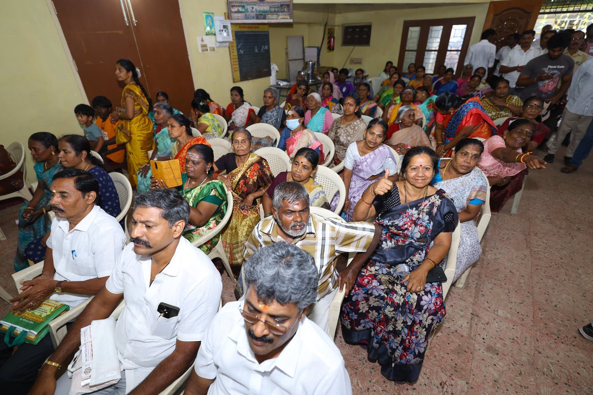 V_Senthilbalaji's tweet photo. எளிய மக்களுக்கு என்றும் உரியவர், மாண்புமிகு தமிழ்நாடு முதலமைச்சர் தளபதி @mkstalin அவர்களின் நல்லாசிகளுடன், கோவை அசோக் நகரில், கோயமுத்தூர் கைவினைஞர்கள் தங்க நகை தயாரிப்பாளர்கள் சங்க நிர்வாகிகளை சந்தித்து, திராவிட மாடல் நல்லாட்சியின் மக்கள் நலத்திட்டங்களை எடுத்துரைத்து கலந்துரையாடி, விஸ்வகர்மா சமூக மக்களின் கோரிக்கைகளை கேட்டறிந்த போது.. 

தென் மாநாட்டு வகுப்பு தமிழ் விஸ்வகர்மா சங்கம் தலைவர் திரு. ஐ.எஸ். மணி, துணைத் தலைவர் திரு. வி. வள்ளிநாயகம்,  துணைத் தலைவர் திரு. எஸ், சீனிவாசன், திரு. பி. மருதன், திரு. பாலகிருஷ்ணன், ஆர்.டி.எம் தெலுங்கு விஸ்வகர்மா உறவின்முறை சங்க தலைவர் திரு. சேகர் பிரகாஷ், பொருளாளர் திரு. சீனிவாசன்,  கோயம்புத்தூர் கைவினைஞர்கள் தங்க நகை தயாரிப்பாளர் சங்கம் தலைவர் திரு. எஸ். ஆர். ரகுநாதன் சுப்பையா,  செயலாளர் திரு. டி. தண்டபாணி,  பொருளாளர் திரு. டி.அருள் குமார், சான்றிதழ் பெற்ற பொற் பணியாளர்கள் சங்க தலைவர் திரு. கனகசபாபதி,  செயலாளர் திரு. தேவராஜ், பொருளாளர் திரு. கே. கோபி, காளாம்பாளையம் விஸ்வகர்மா சங்கம் தலைவர் திரு. ரங்கராஜ், கோயம்புத்தூர் ஜுவல்லரி கிளஸ்டர் சேர்மன் திரு. சி.என். சீனிவாசன், திரு.  டி. செந்தில்குமார், தமிழ்நாடு விஸ்வகர்மா பேரவை மற்றும் கோவை மாவட்ட தங்க நகை தயாரிப்பாளர்கள் மற்றும் தொழிலாளர்கள் சங்க தலைவர் திரு. எம். பி. பாண்டியன்,  செயலாளர் திரு. வை. இளங்கோ,  பொருளாளர் திரு. எம். ஜி. ரத்தினம், கோயம்புத்தூர் கோல்ட் ஸ்மித் அசோசியேசன் துணைத் தலைவர் திரு. குருசாமி வினைய குமார்,  கோயம்புத்தூர் தங்க நகை யூனியன் சிஐடியு திரு. என். எம். கண்ணன்,  திரு. பி. சந்திரன்,  திரு. பி. மருதன்,  திரு. சஜீவன்,  திரு. எஸ் சம்பத்குமார், டிஎம்கே தங்க நகை தயாரிப்பாளர் மற்றும் அனைத்து தொழிலாளர் முன்னேற்ற சங்கம் கோவை மாவட்டம் தலைவர் திரு. ஐ.  சுதந்திரம், செயலாளர் திரு. ஏ. சரவணன், பொருளாளர் திரு. வி செந்தில் குமார், தெலுங்கு உள்ளூர் விஸ்வகர்மா உறவின் முறை சங்க தலைவர் திரு. பி. கிருஷ்ணராஜ்,  செயலாளர் திரு. ஆர் மகேஷ்குமார்,  பொருளாளர் திரு. ஜி. ரவிக்குமார் உள்ளிட்டோர் உடனிருந்தனர்.
