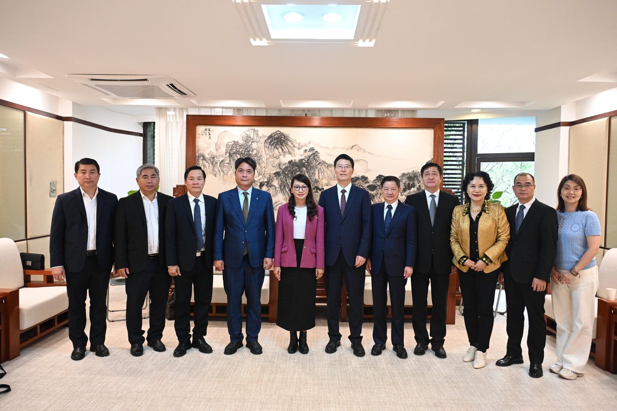 ShenzhenUni's tweet photo. On Mar 31, H.E. Nguyen Thi Thanh Mai, CPV Central Committee member & president of VNU-HCM, visited #ShenzhenUniversity. Both sides agreed to boost student exchange, joint research, tech transfer and new program development. Promising cooperation lies ahead! 🌏🤝 #INTLSZU #EducationPartnership @VietnamNewsVNS