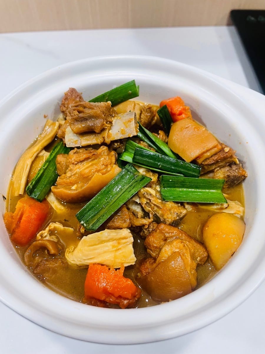 ChillWizApp's tweet photo. Wenn ein Schmortopf wärmt und alle mitessen wollen: Dieses kantonesische Lammgericht ist zart, würzig und ideal zum Teilen. Jetzt ansehen, speichern und nachkochen. #Lammrezept #Schmorgericht

https://t.co/PLCLuxSUXD https://t.co/a1zOFme3WZ