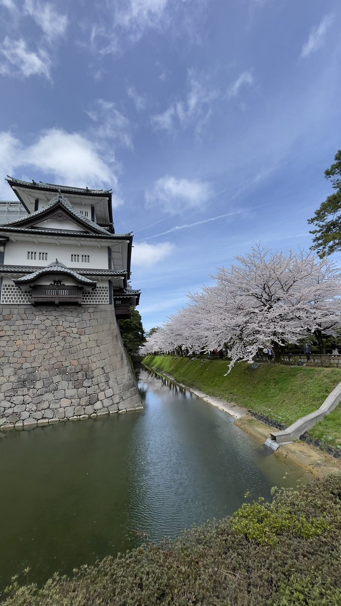 masamicamp's tweet photo. 兼六園でおはなみ〜🌸🍒
めっちゃ晴れて暑かったぁ💦
でも、満開の桜🌸を見れて最高すぎた😊
※4/5(日)
#兼六園 #金沢城 #桜
#お花見 #お花見スポット https://t.co/y2ZUGP67lW